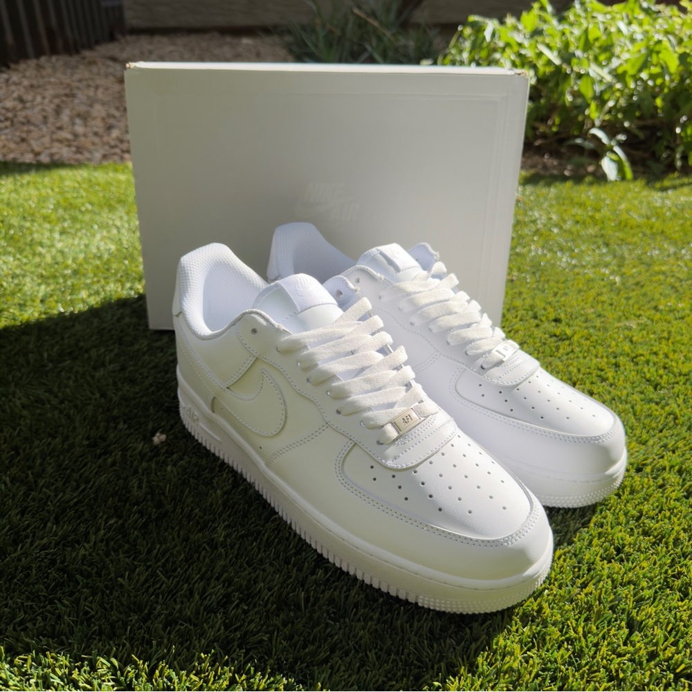 Men's Nike Air Force 1's (White)

Used - Wore them literally once.

Size 10 US